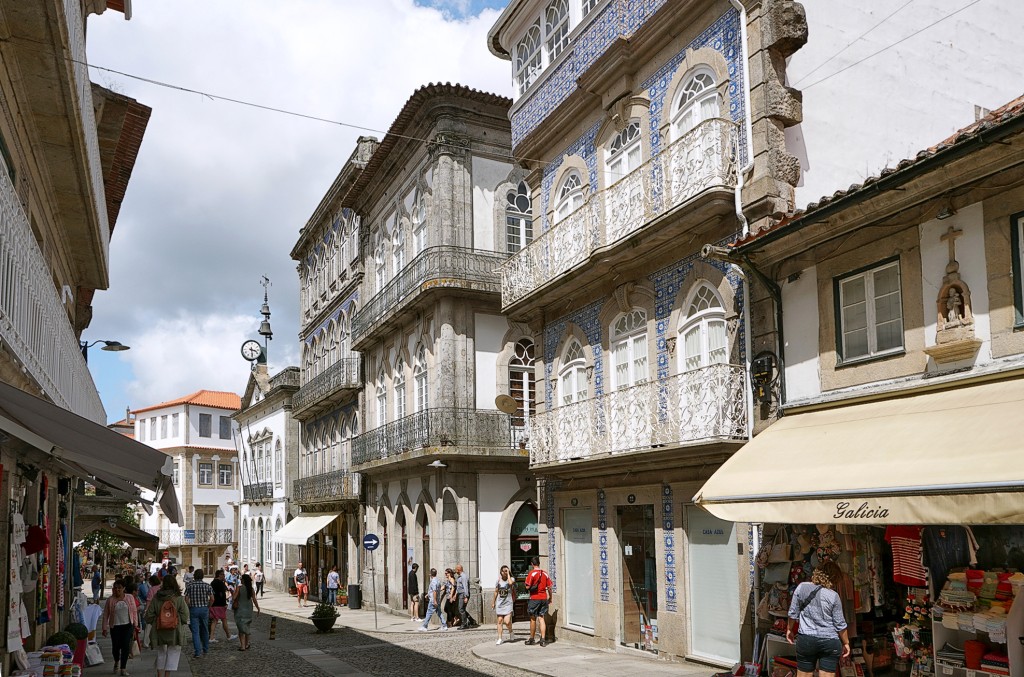 Eine belebte Straße mit Fassaden aus Azulejos in Lissabon