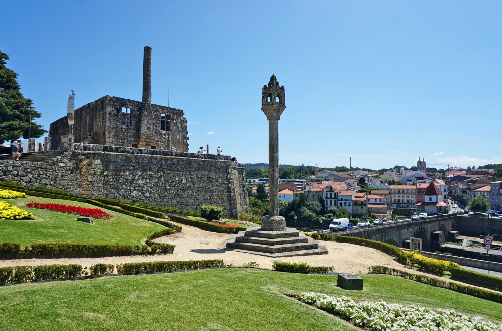 Historisches Denkmal mit Blick auf die Stadt und eine Burgruine