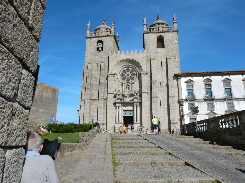 Eine prachtvolle Kirche mit Blick auf eine gepflasterte Promenade im hellen Sonnenschein.