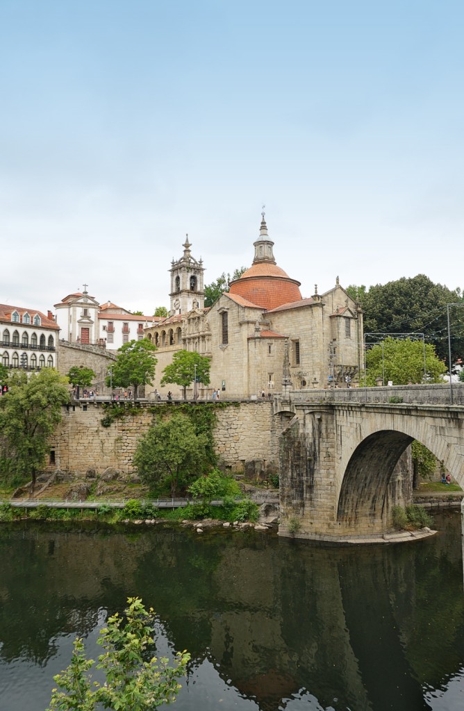 Ein prächtiges Gebäude mit Brücke und Fluss in einer städtischen Umgebung.