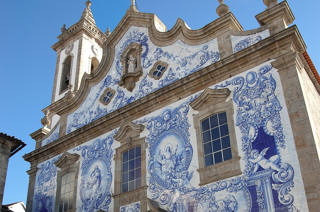 Bemaletes Fassade eines Gebäudes mit blauen und weißen Azulejos.