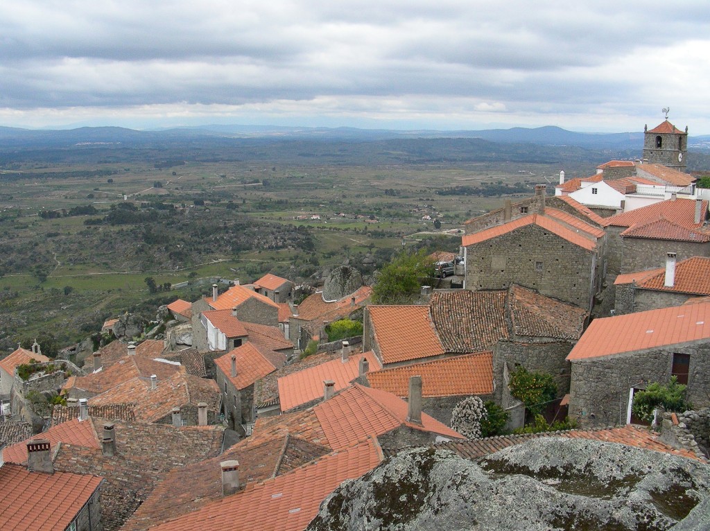 Panoramablick auf ein mittelalterliches Dorf mit roten Dächern und Hügellandschaft