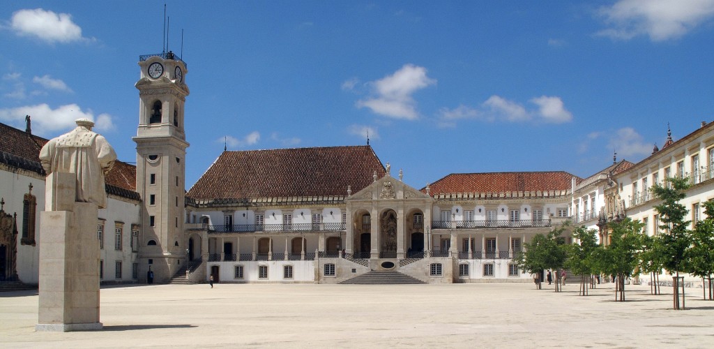 Ein prächtiger Platz mit einem Denkmal und einem historischen Gebäude im Hintergrund.