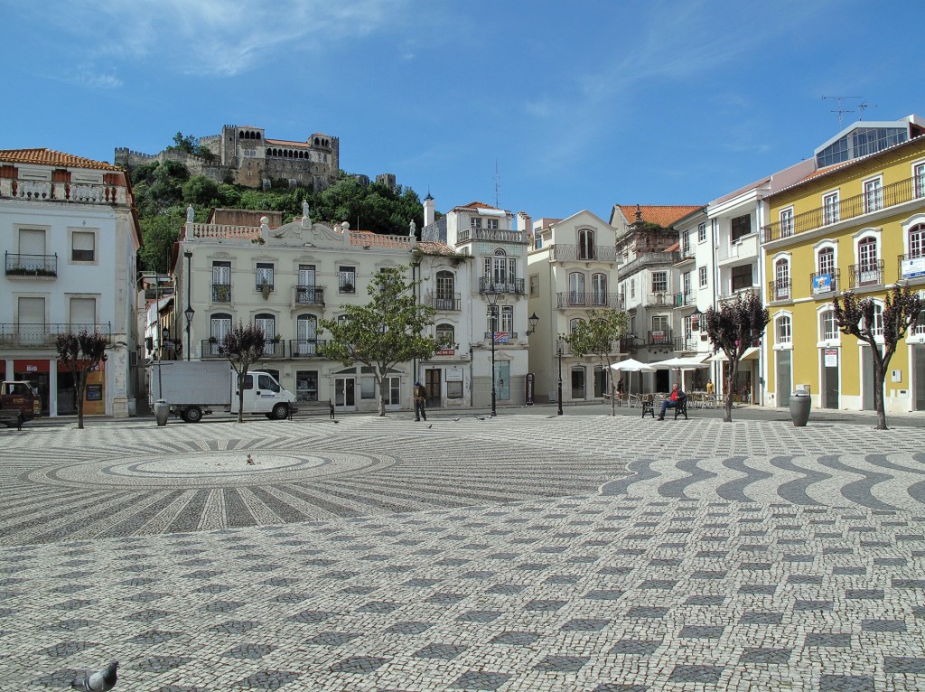 Historische Stadt mit traditioneller Architektur und einem dekorativen Pflasterplatz.