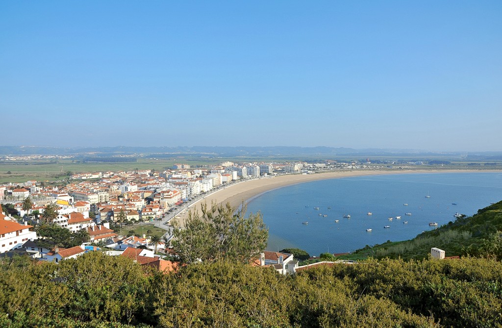Panoramablick auf eine Küstenstadt mit Strand und dem Meer im Hintergrund