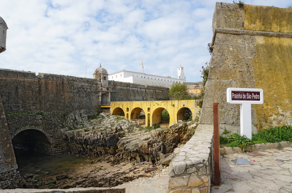 Historische Befestigungsanlagen mit Brücke und Blick auf eine Stadt in der Ferne