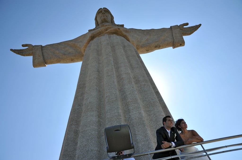Ein Brautpaar steht vor der Christusstatue mit Blick auf Rio de Janeiro.