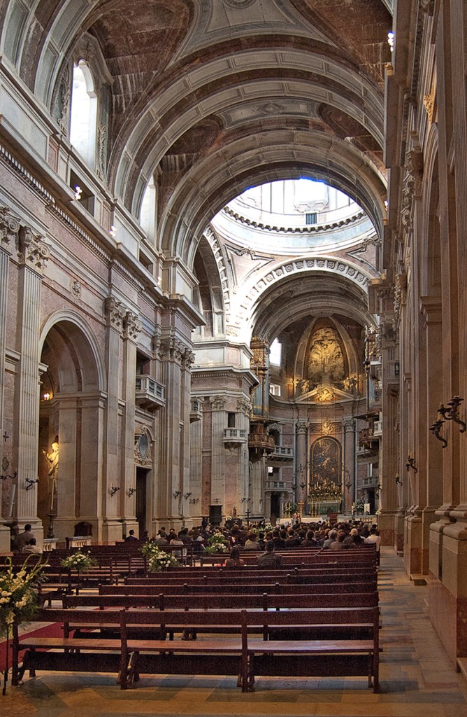 Majestätische Kirchenhalle mit hoher Decke und Holzbänken