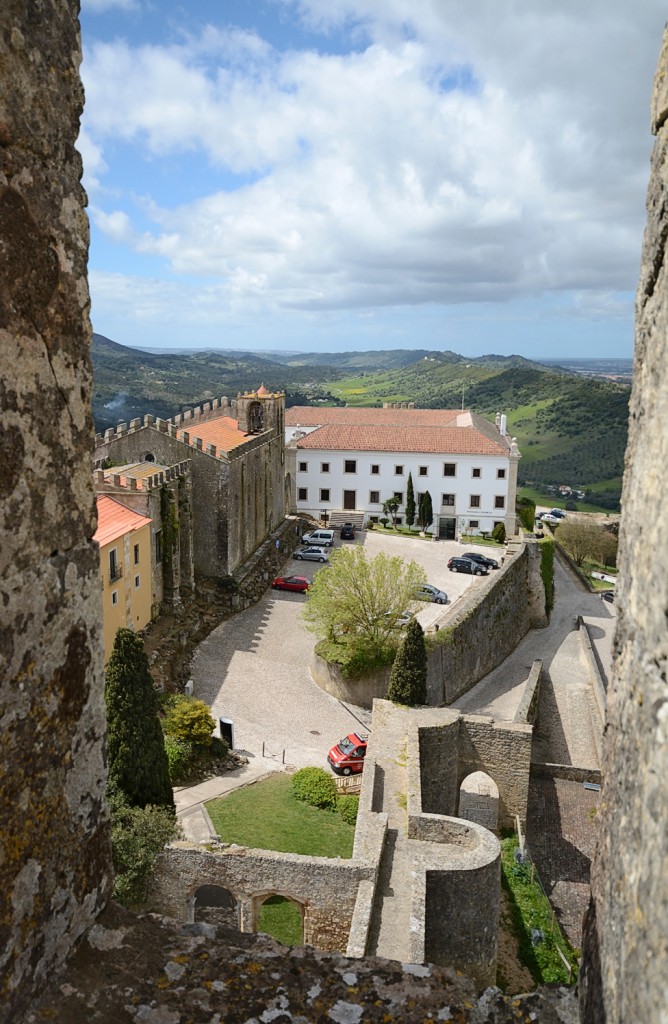 Panoramablick auf eine mittelalterliche Stadt mit Burg und umliegender Landschaft