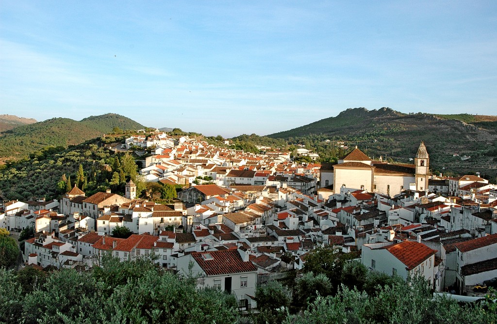 Panoramablick auf ein weißes Dorf mit roten Dächern in Hügellandschaft