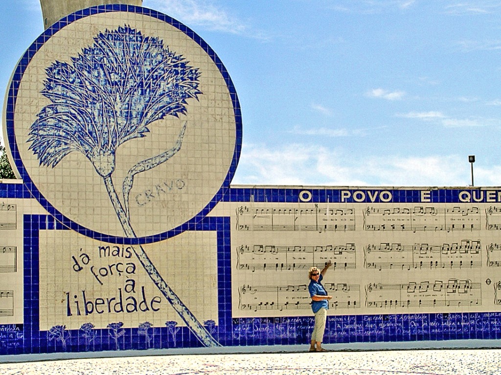 Bemalung mit Blumenmuster und Text auf blauer Fliesenwand