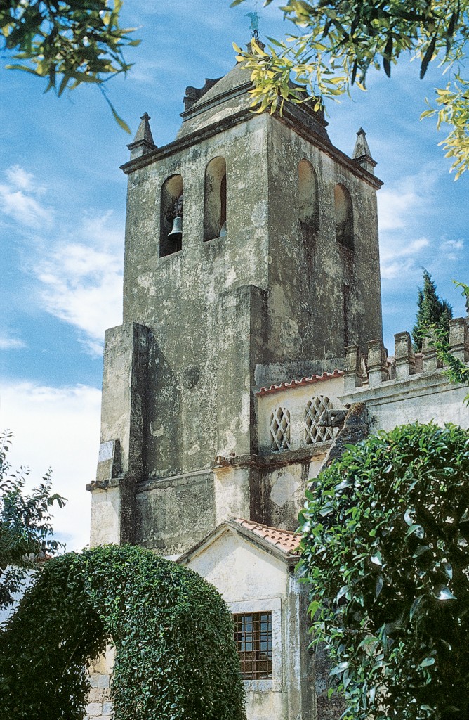 Ein hoher Glockenturm mit verwittertem Stein und Detailarchitektur.