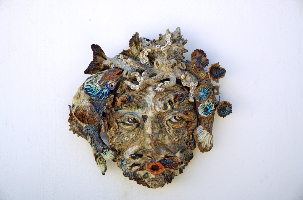 Gesichtsskulptur mit Meeresmotiven und Details aus Muscheln