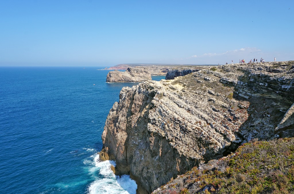 Felsige Küste mit steiler Klippe und Blick auf das blaue Meer